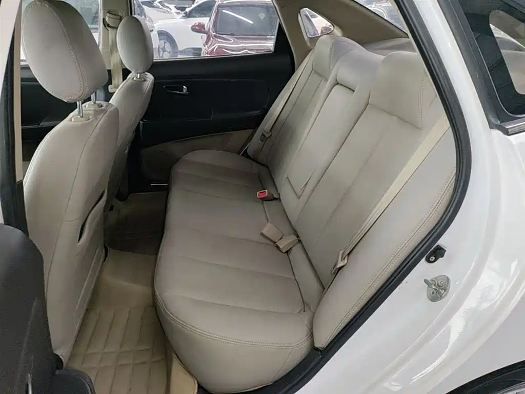 Hyundai Elantra 2015 — фото 17