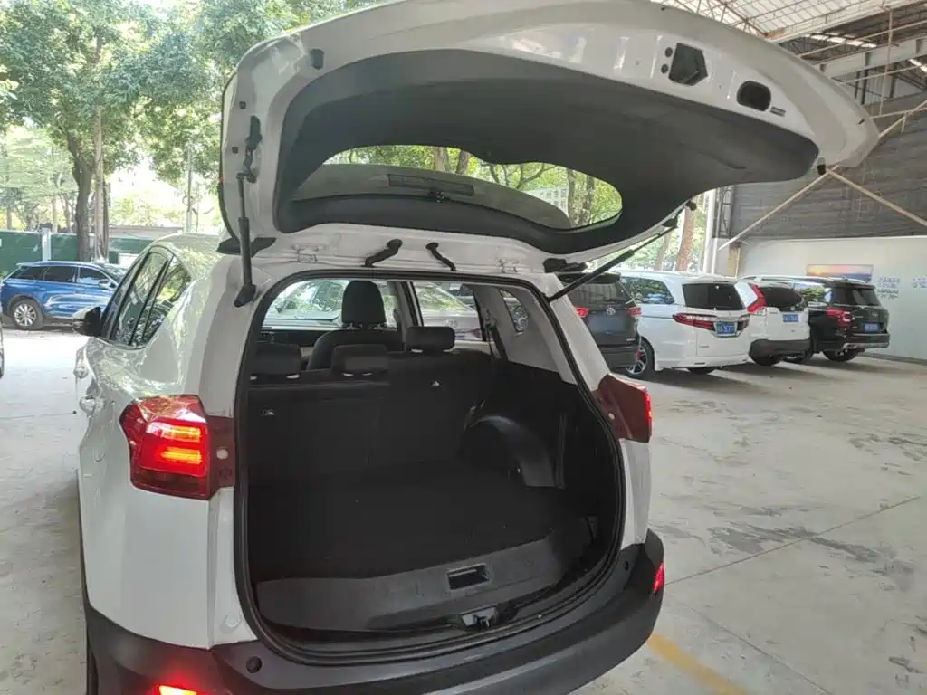 Toyota RAV4 2016 — фото 19