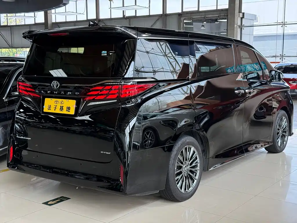 Toyota Alphard 2023 — фото 24