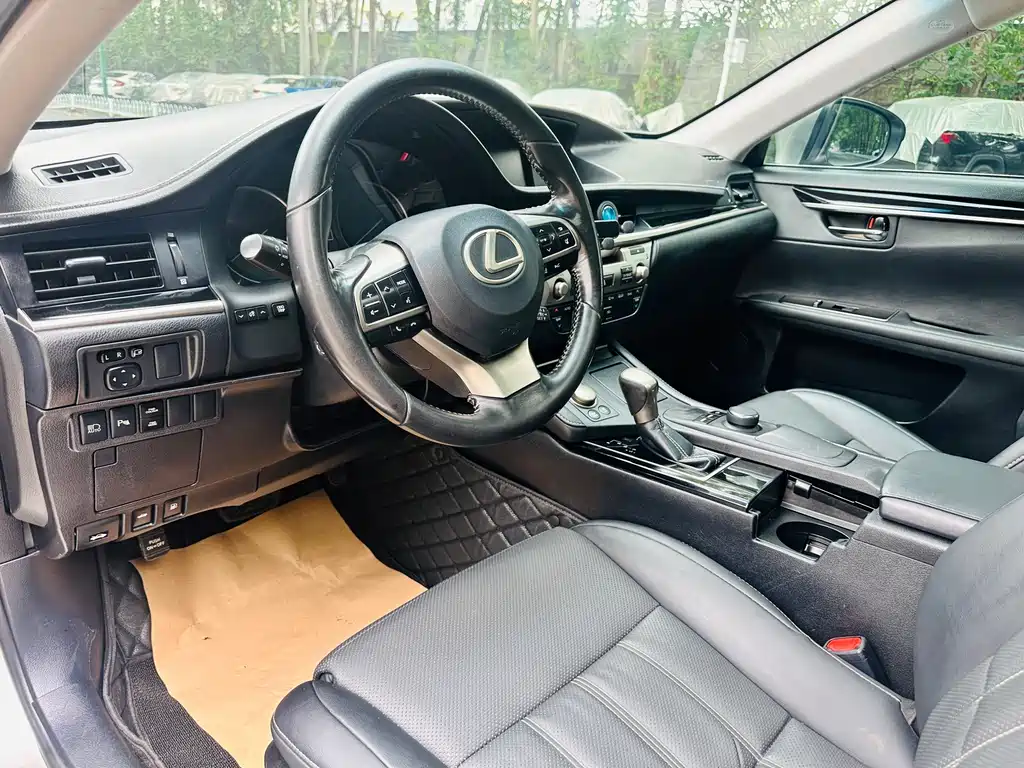 Lexus ES 2018 — фото 15