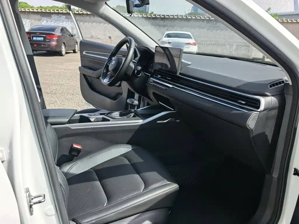 Geely Emgrand 2023