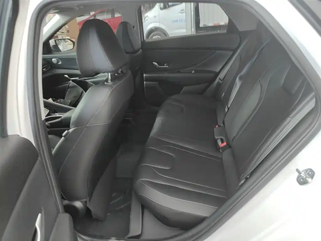 Hyundai Elantra 2023 — фото 17