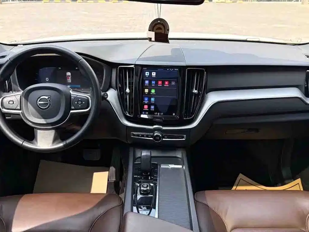 Volvo XC60 2023 — фото 9