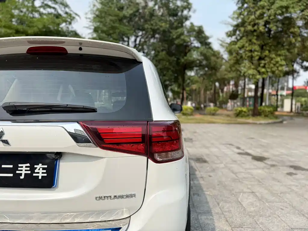 Mitsubishi Outlander 2018 — фото 16