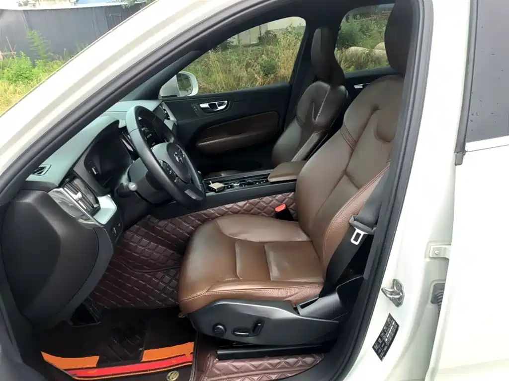 Volvo XC60 2020 — фото 15