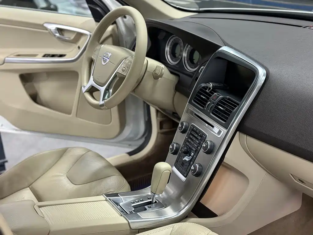 Volvo XC60 2012 — фото 10