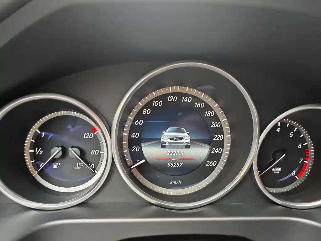 Mercedes-Benz E-Class 2016 — фото 14