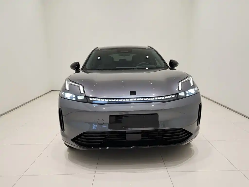 Lynk & Co 08 EM-P 2025