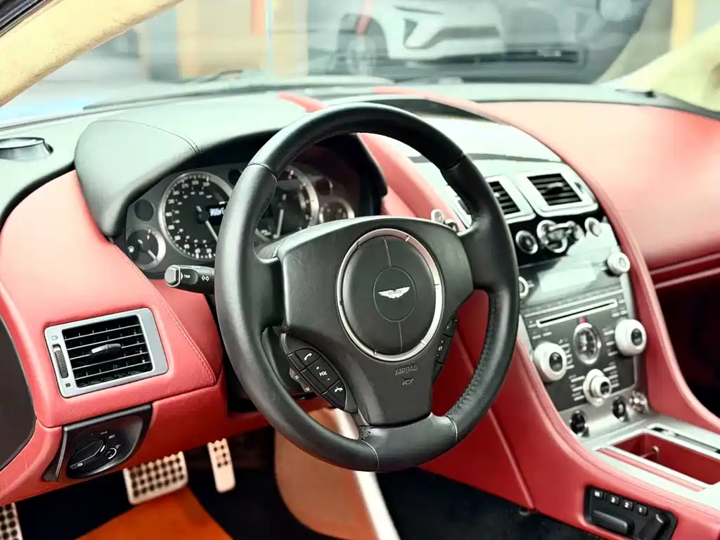 Aston Martin DB9 2011 — фото 14