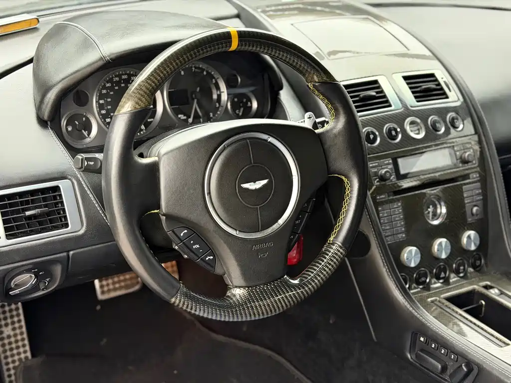Aston Martin DB9 2011 — фото 16