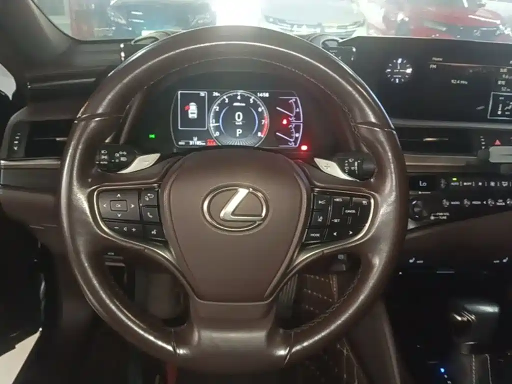 Lexus ES 2020 — фото 11