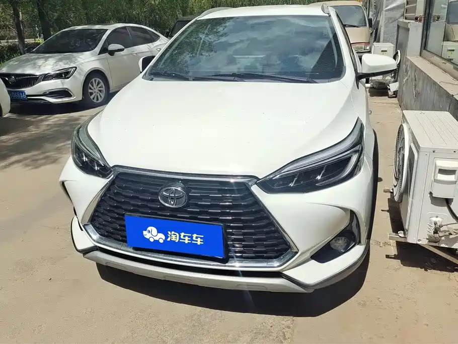 Toyota Yaris L 2022 — фото 1