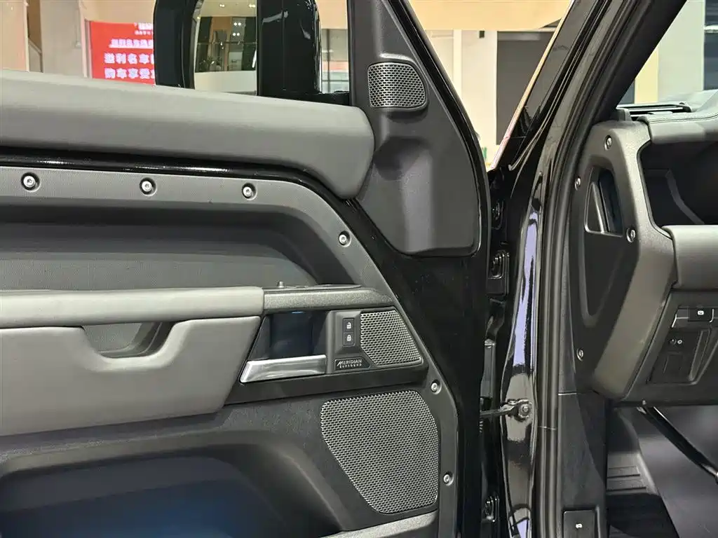 Land Rover Defender 2024 — фото 12