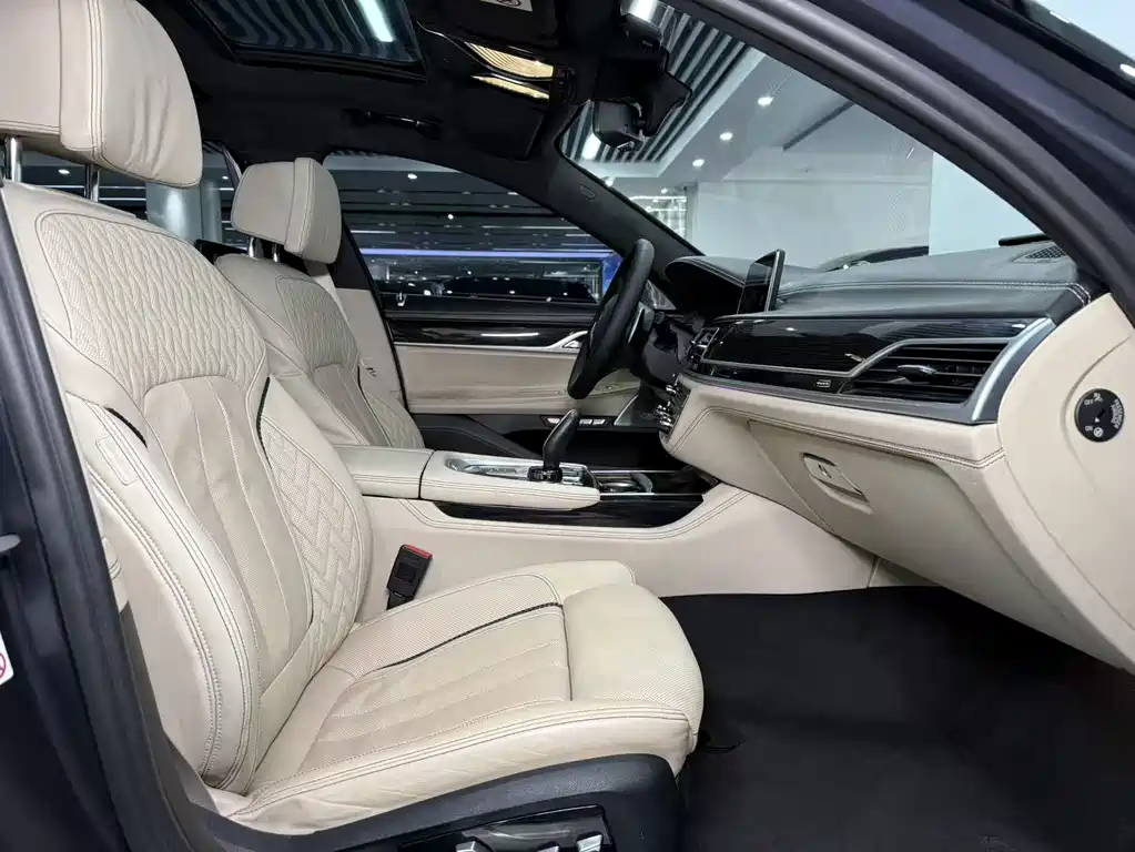 BMW 7 Series 2018 — фото 10