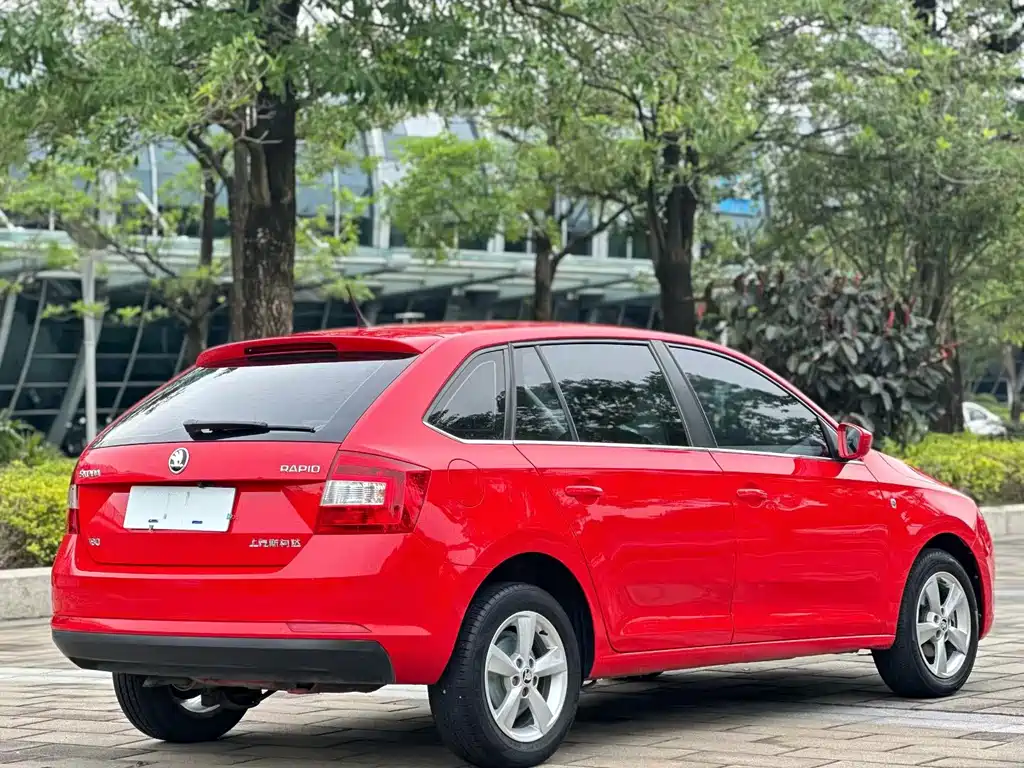 Skoda Rapid Spaceback 2017 — фото 9