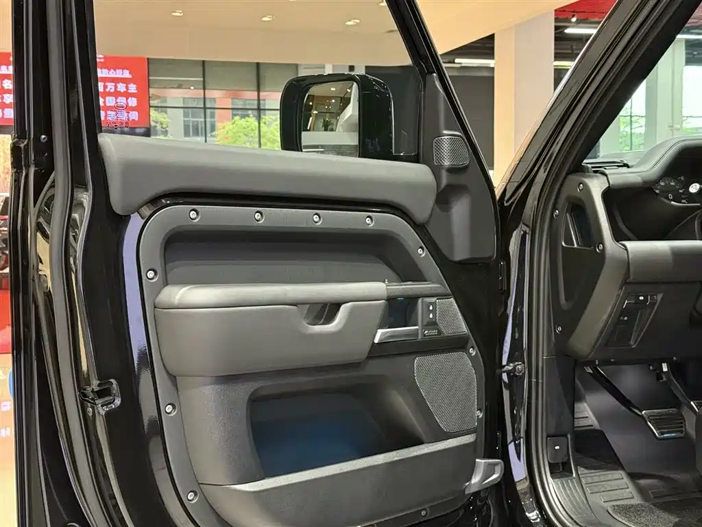 Land Rover Defender 2024 — фото 11