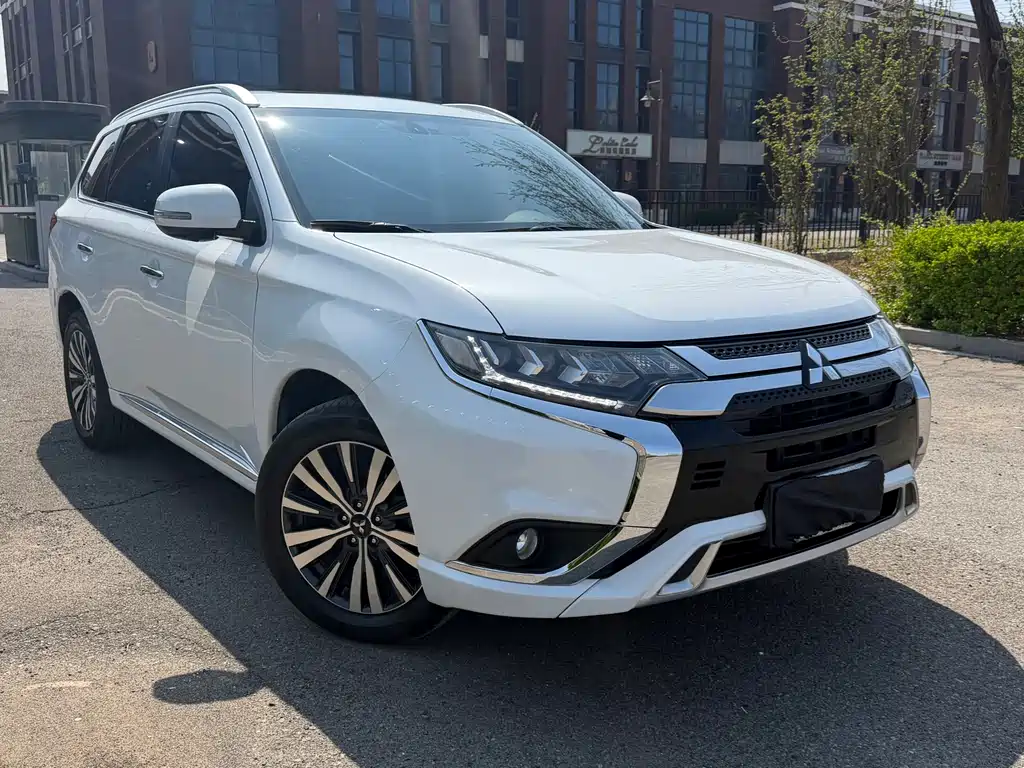 Mitsubishi Outlander 2022 — фото 3