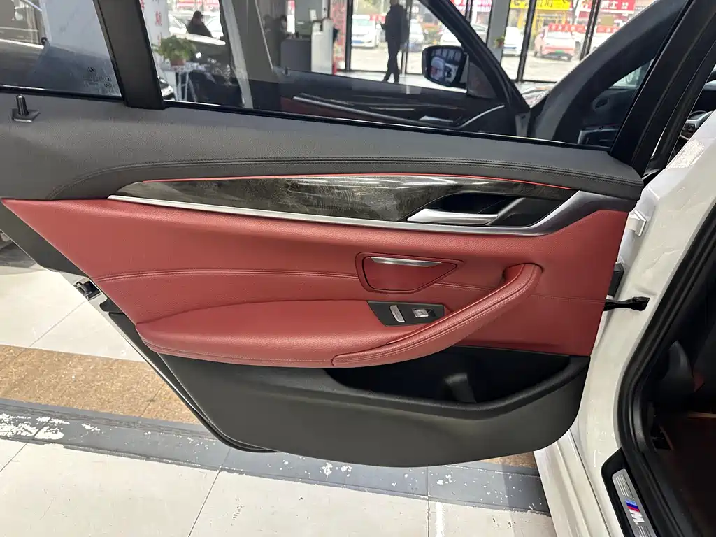BMW 5 Series 2019 — фото 16
