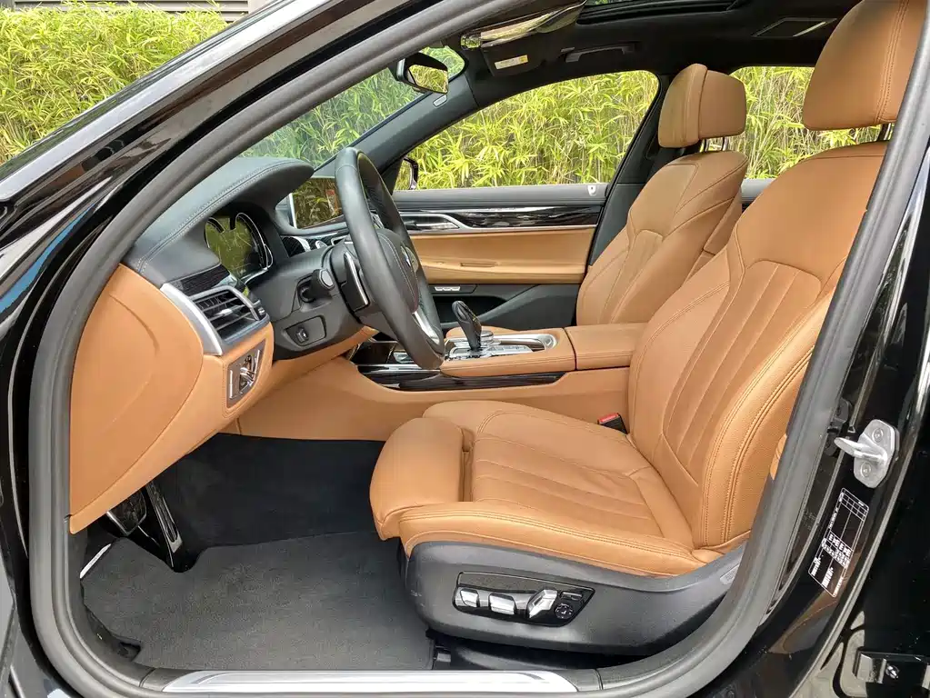 BMW 7 Series 2018 — фото 13