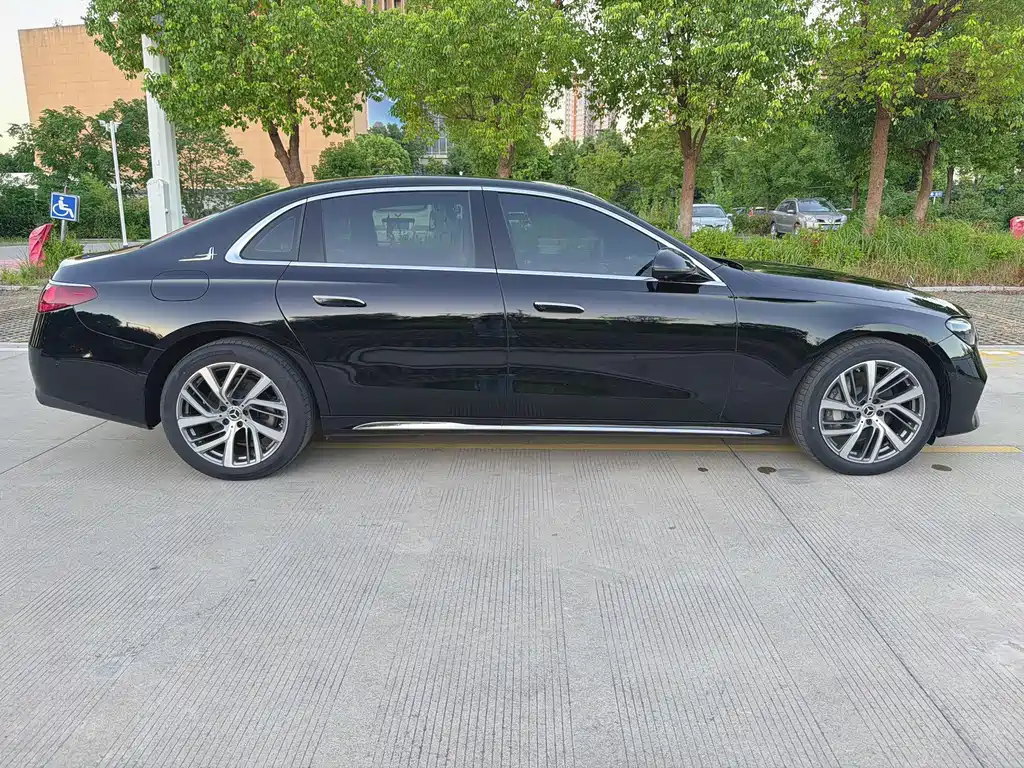 Mercedes-Benz E-Class 2025 — фото 12