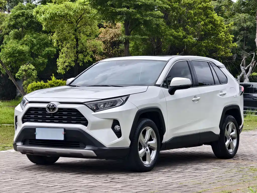 Toyota RAV4 2021 — фото 1