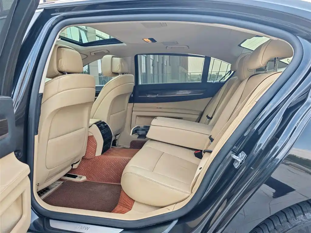 BMW 7 Series 2012 — фото 11