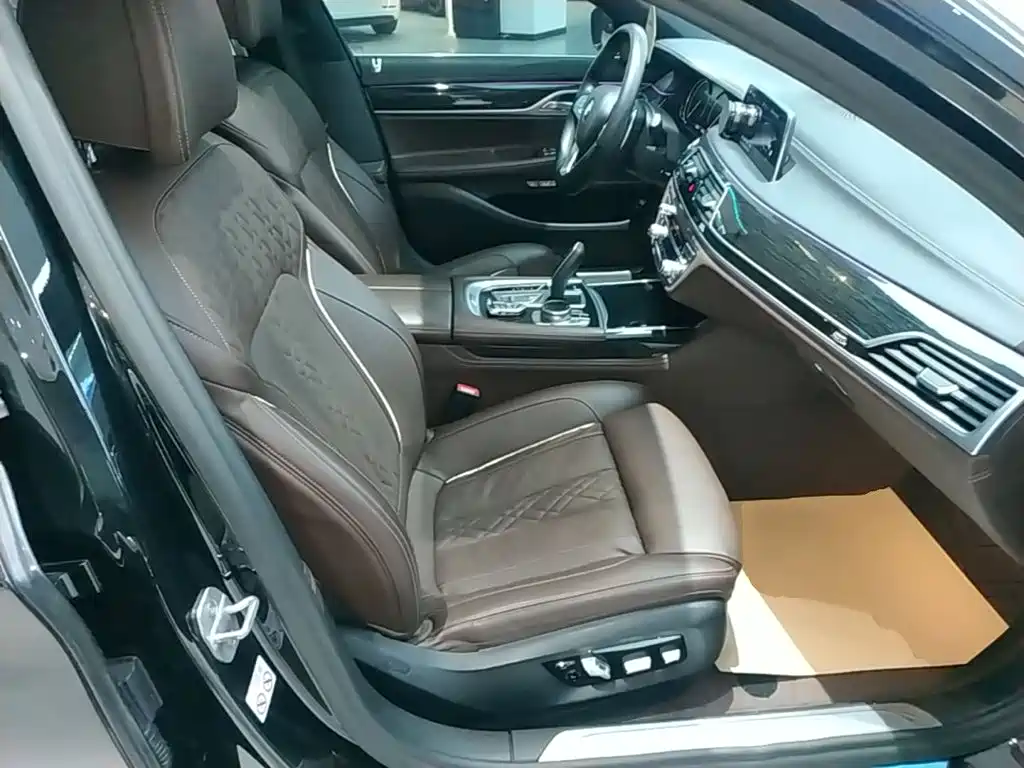 BMW 7 Series 2018 — фото 25