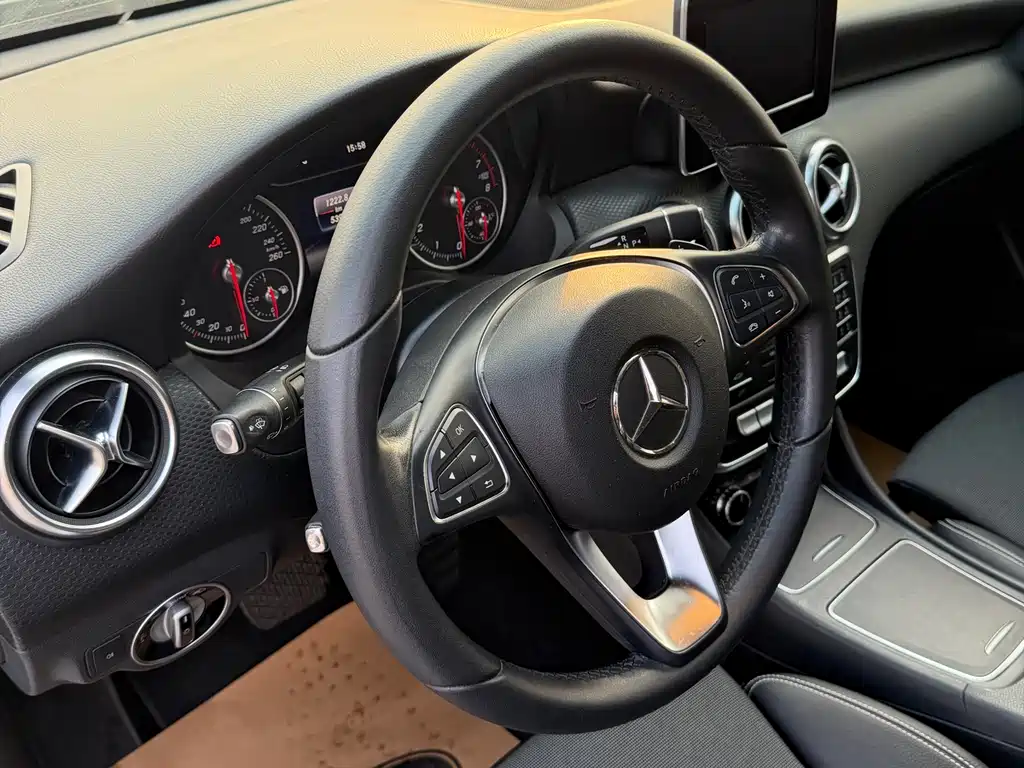 Mercedes-Benz A-Class 2016 — фото 10