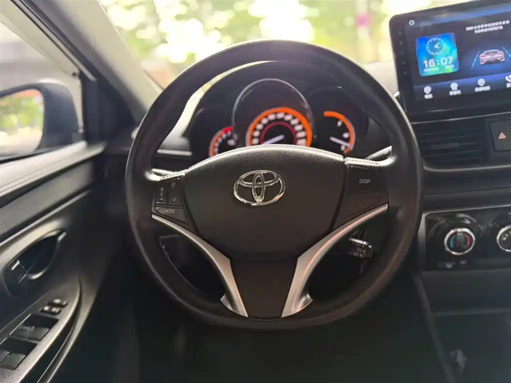 Toyota Yaris L 2023 — фото 4