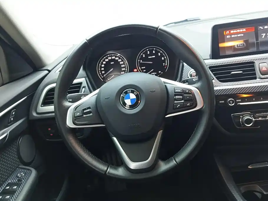 BMW 1 Series 2018 — фото 14
