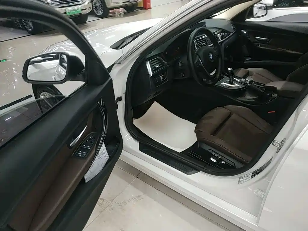 BMW 3 Series 2018 — фото 16