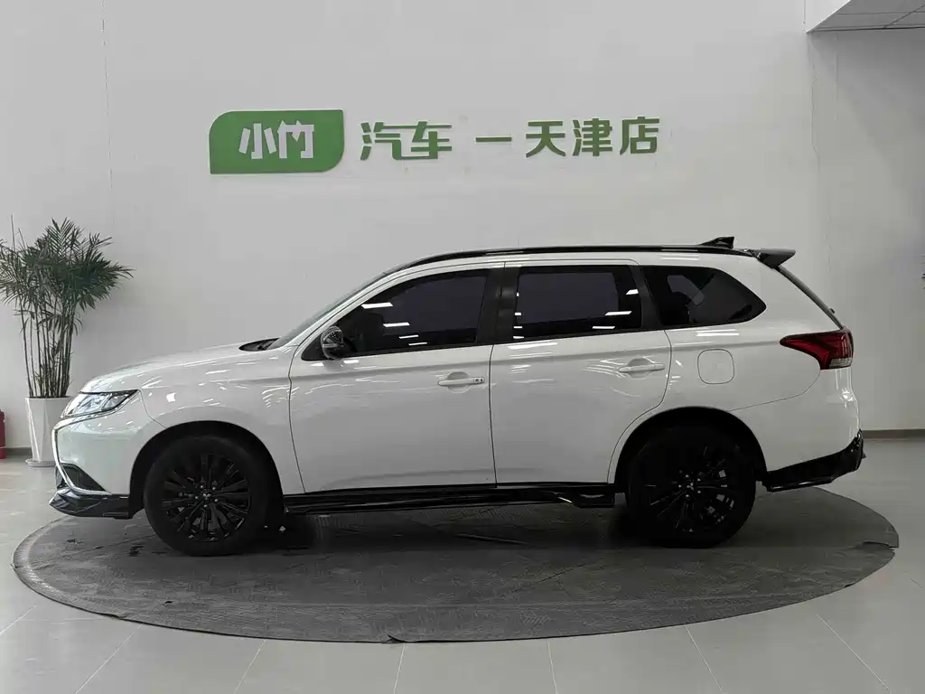 Mitsubishi Outlander 2022 — фото 4