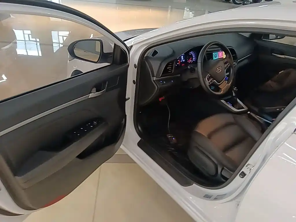 Hyundai Elantra 2019 — фото 16