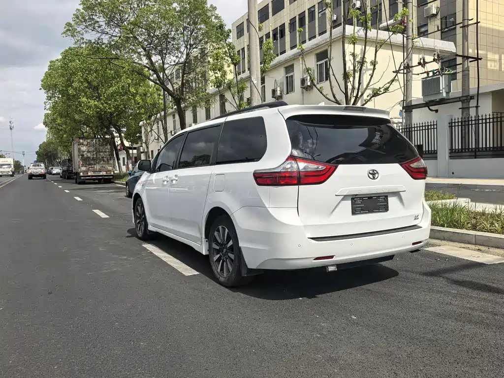 Toyota Sienna 2019 — фото 8