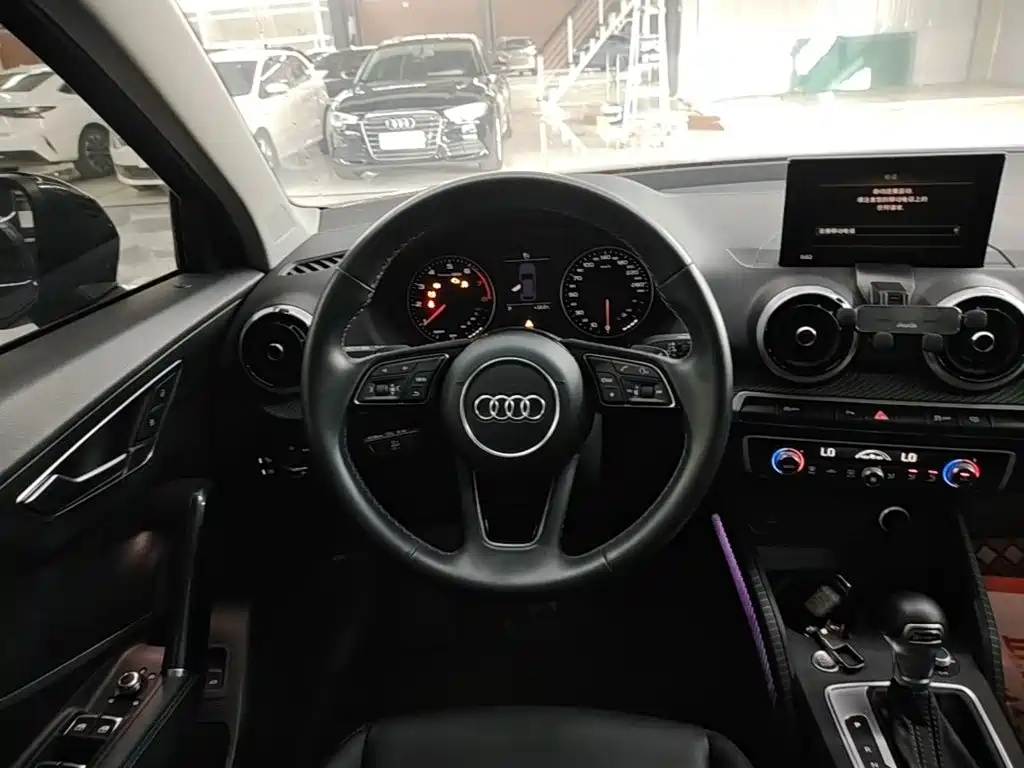 Audi Q2L 2023 — фото 11