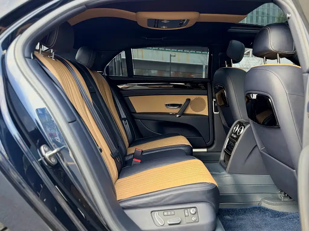 Bentley Flying Spur 2017 — фото 17
