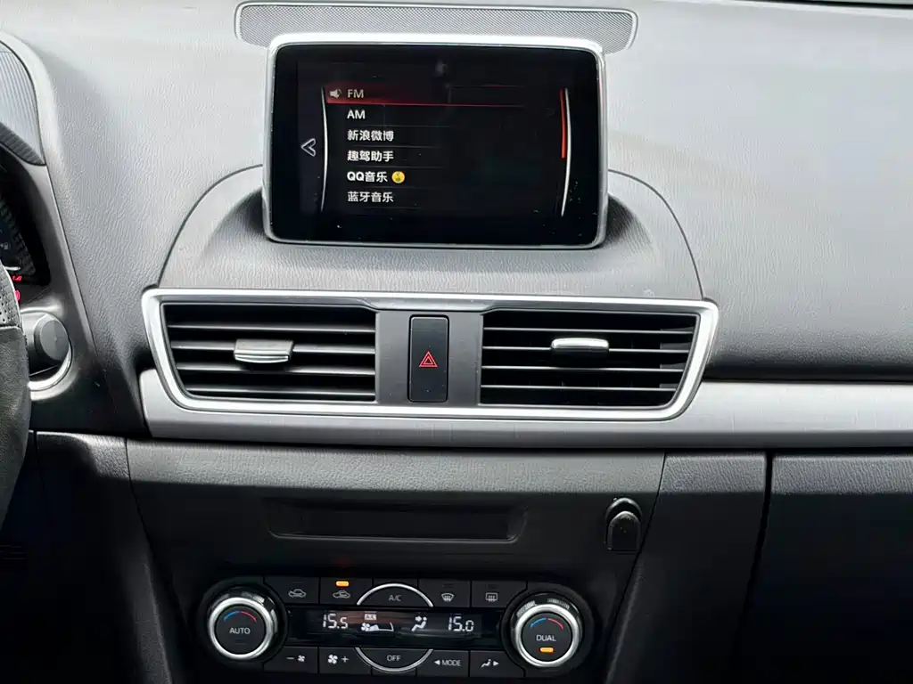 Mazda 3 Axela 2016 — фото 27