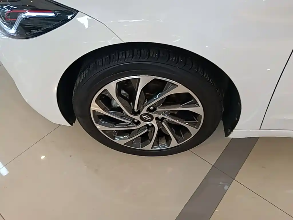 Hyundai Elantra 2019 — фото 23