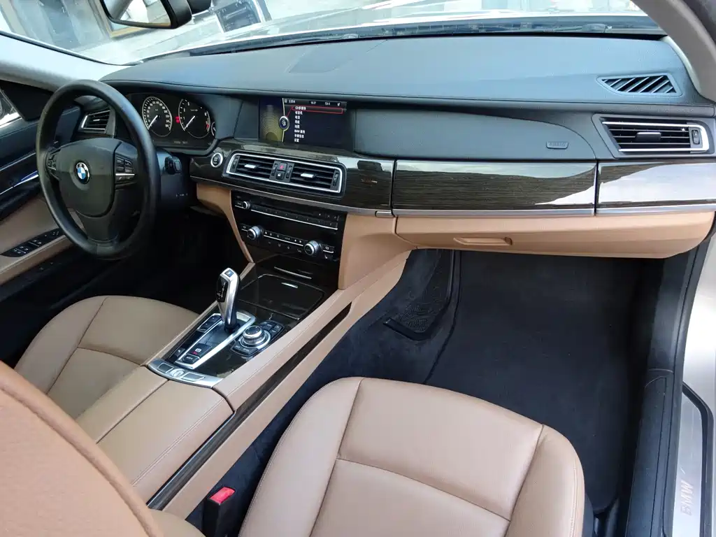 BMW 7 Series 2011 — фото 9