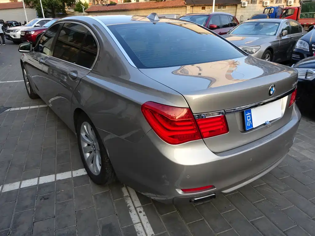 BMW 7 Series 2011 — фото 17