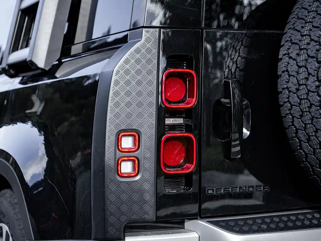 Land Rover Defender 2022 — фото 18