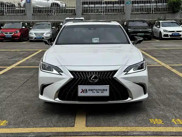 Lexus ES 2024
