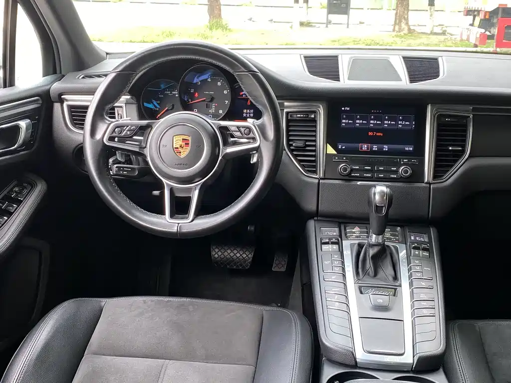 Porsche Macan 2018 — фото 20