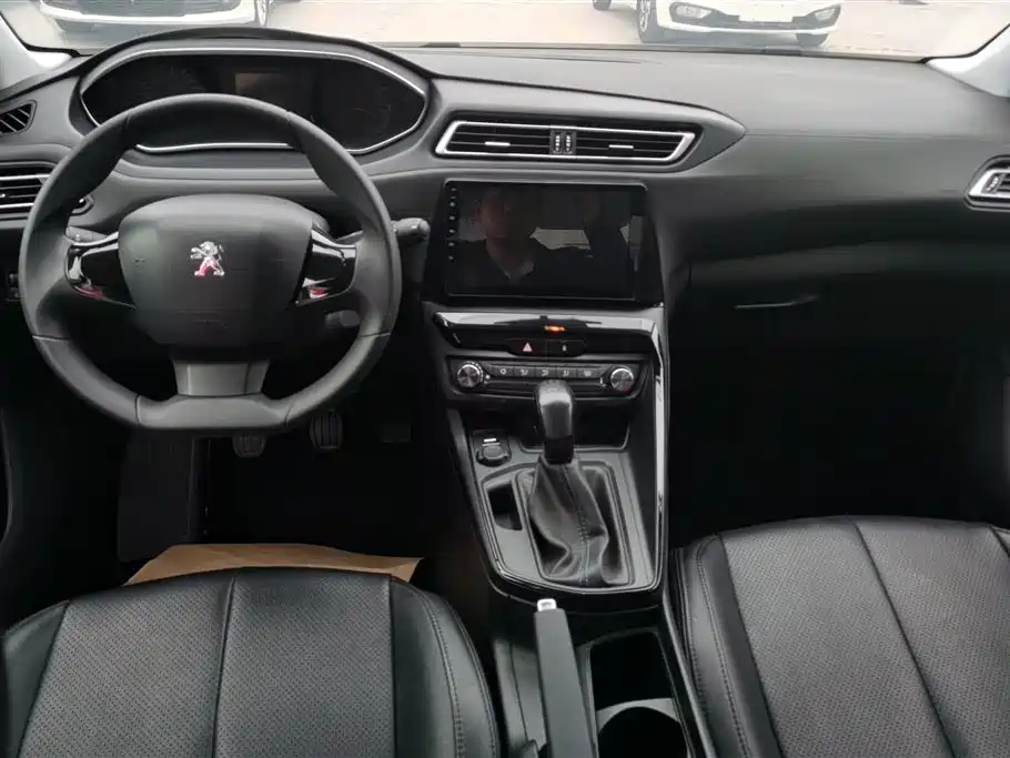 Peugeot 308 2017 — фото 12