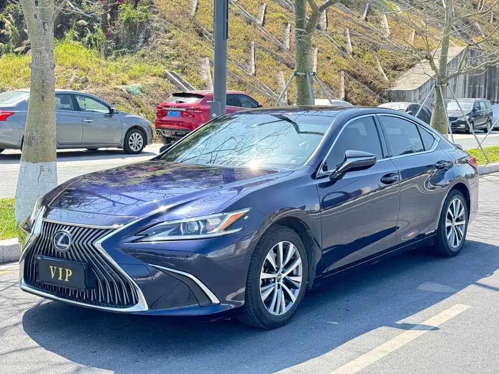 Lexus ES 2019 — фото 1