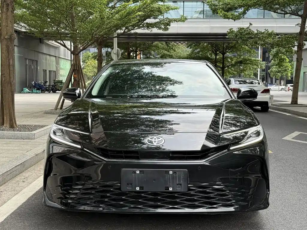 Toyota Camry 2025 — фото 2