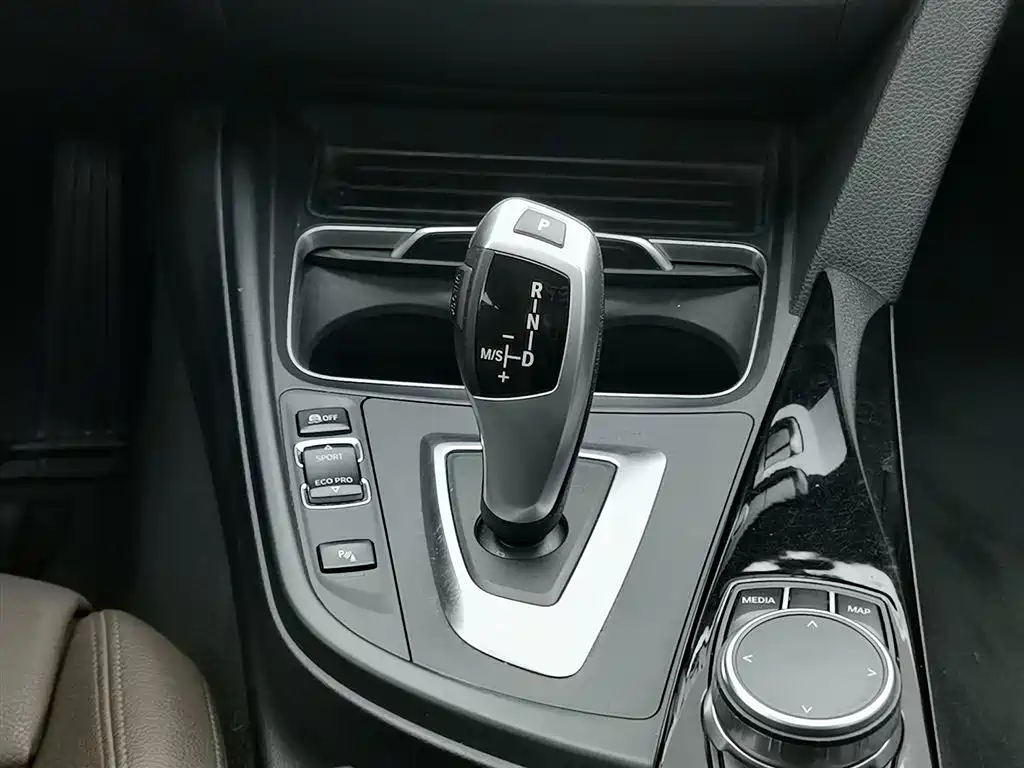 BMW 3 Series 2019 — фото 13
