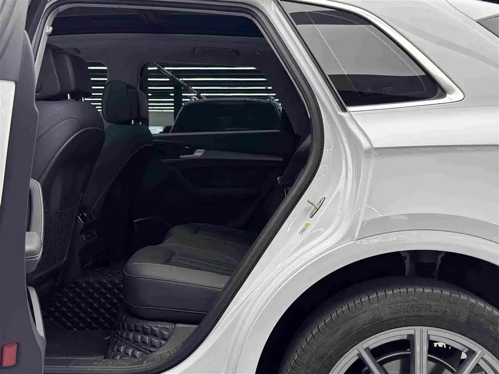 Audi Q5L 2023 — фото 9