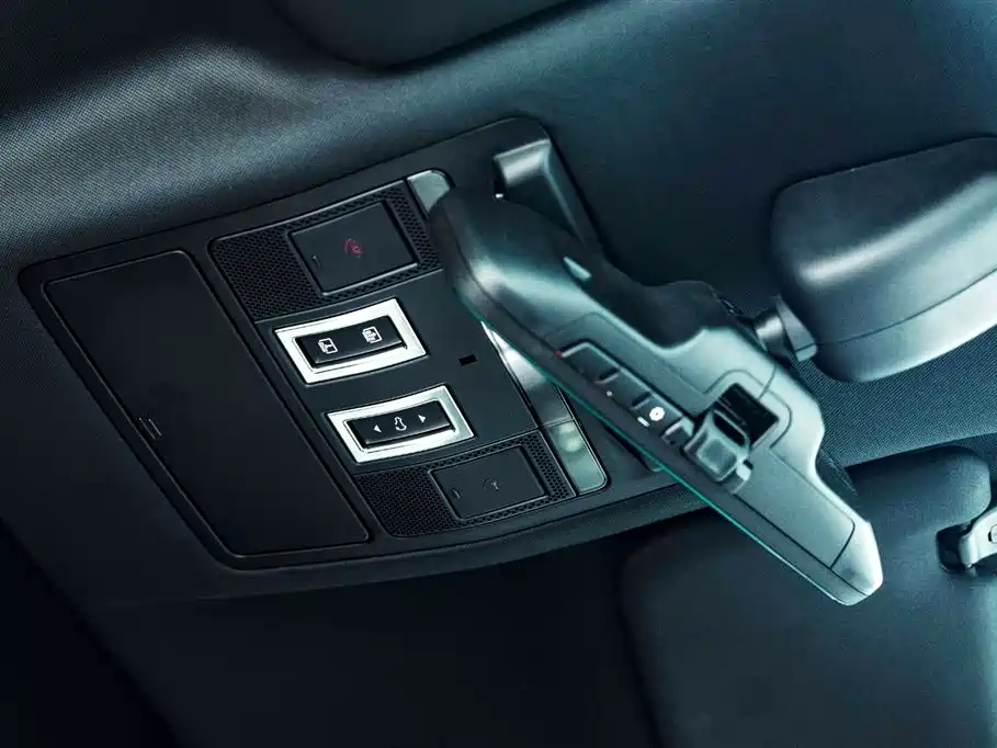 Land Rover Defender 2022 — фото 19