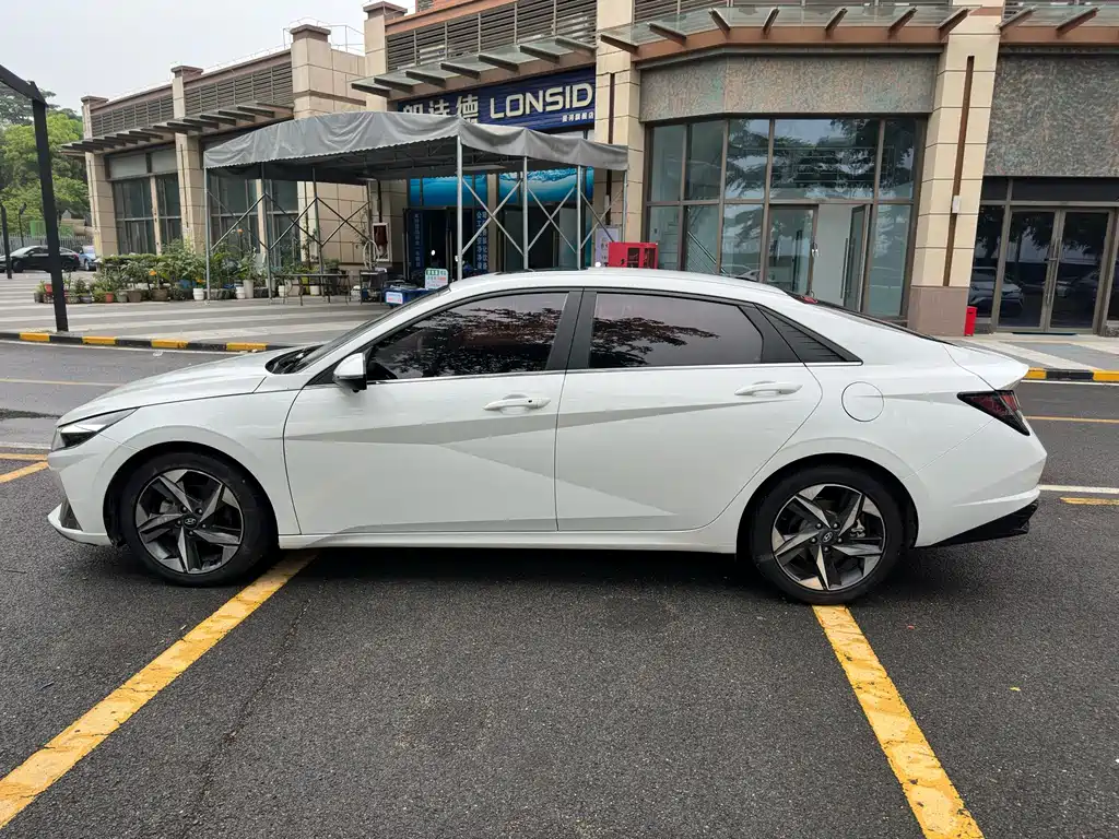 Hyundai Elantra 2023 — фото 4